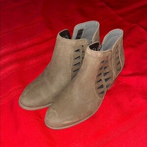 Size 6 Light Brown Zip Boots